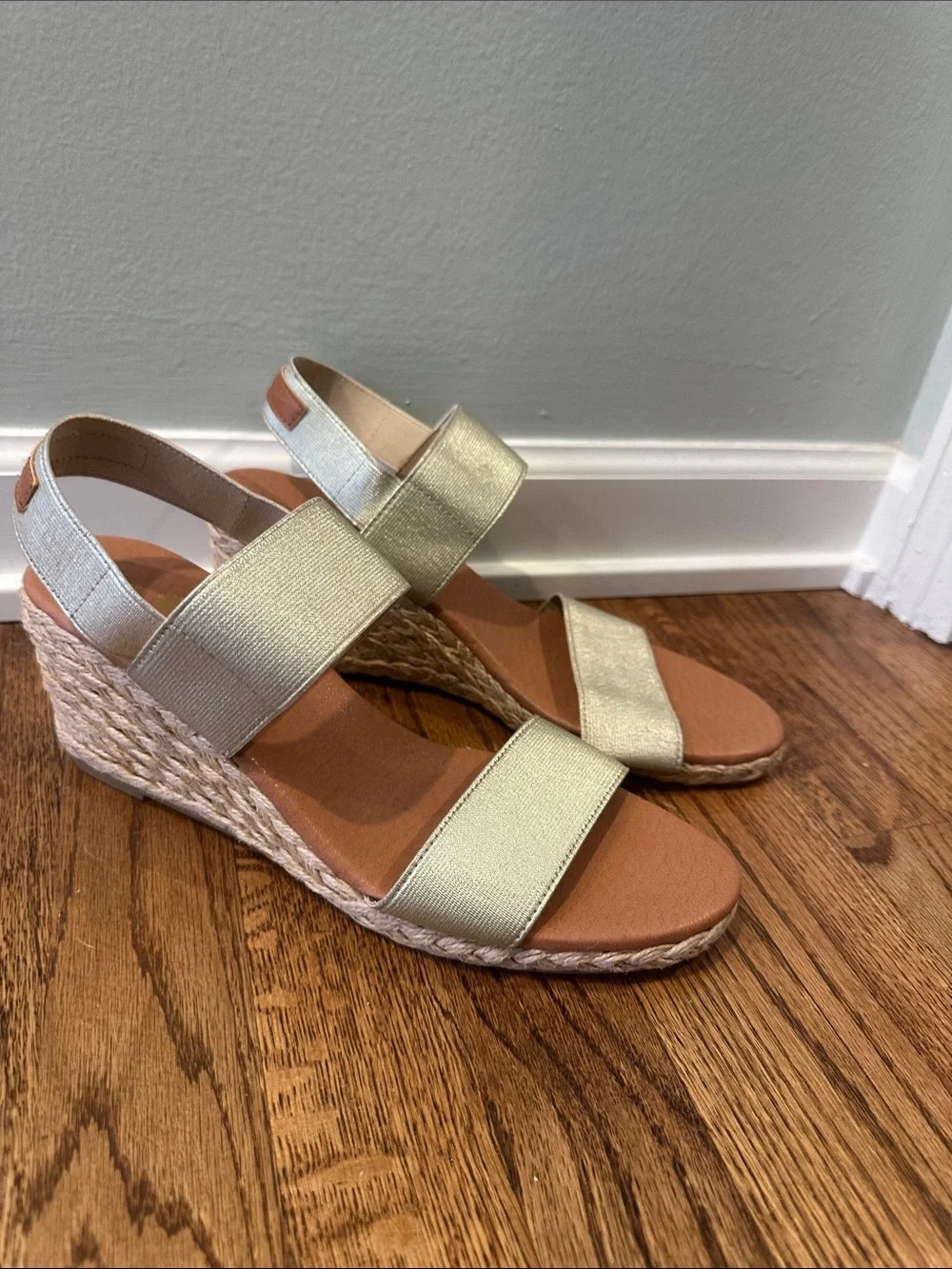 EUC Tommy Bahama Sakura Sz 9.5 Metallic Gold Espadrille Wedge Sandals